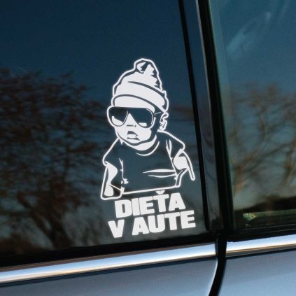 Plotrovaná nálepka na auto s motívom bábätka v čiapke a slnečných okuliaroch, doplnená o text DIEŤA V AUTE.