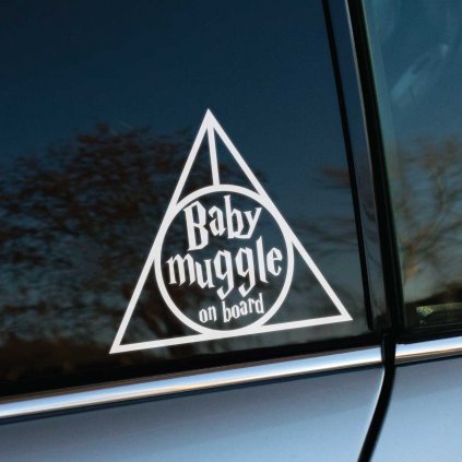 Plotrovaná nálepka s motívom troch relikvií smrti a textom „Baby muggle on board“, ideálna pre milovníkov čarodejníckeho sveta.