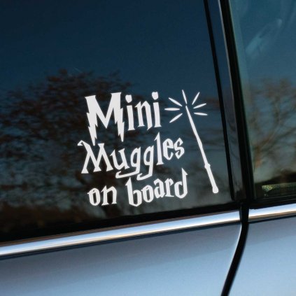 Plotrovaná nálepka s textom „Mini Muggles on board“ a ilustráciou čarovnej paličky, označujúca prítomnosť detí v aute.