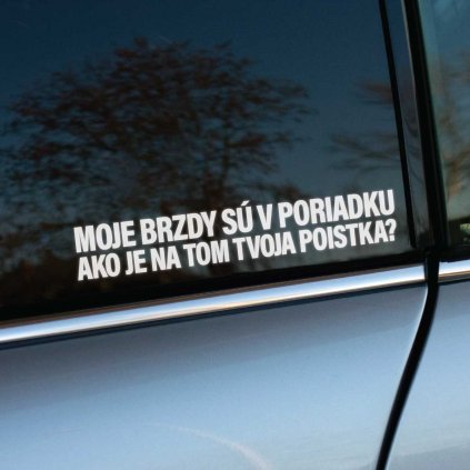 Biela nálepka s vtipným textom "Moje brzdy sú v poriadku, ako je na tom tvoja poistka?" je nalepená na zadnom okne auta. Tento humorný odkaz je určený pre vodičov za vozidlom a má za cieľ pobaviť, ale aj upozorniť na bezpečnosť a primeranú vzdialenosť. Skvelý doplnok pre každé auto, ktorý dodá vozidlu osobitý charakter a zároveň môže slúžiť ako preventívne posolstvo na cestách.