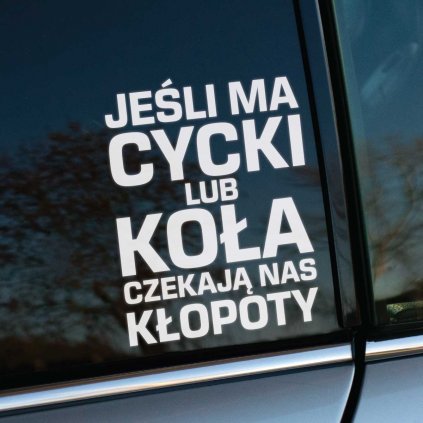 Biela nálepka s poľským vtipným textom "Jeśli ma cycki lub koła, czekają nas kłopoty" je nalepená na okne auta. Tento humorný nápis s nadsázkou naznačuje, že či už ide o ženy alebo autá, vždy to môže priniesť nejaké komplikácie. Vtipná a originálna nálepka, ktorá pridá autu osobitý charakter a určite vyvolá úsmev na tvárach okoloidúcich či ostatných vodičov.
