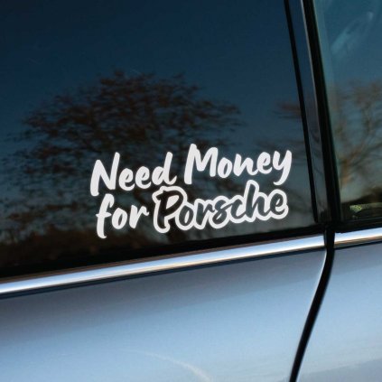 Humorná biela nálepka s textom „Need Money for Porsche“ je nalepená na okne auta. Táto vtipná výzva vyjadruje túžbu po športovom aute a dodáva vozidlu ľahkovážny a zábavný charakter. Skvelý doplnok pre všetkých automobilových nadšencov, ktorí snívajú o luxusnom aute, a zároveň chcú svojím súčasným vozidlom vyčarovať úsmev na tvárach ostatných vodičov či okoloidúcich.