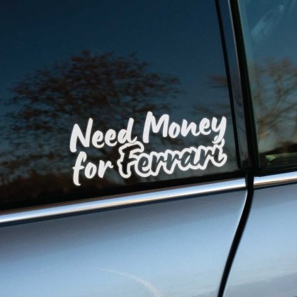 Biela nálepka s vtipným textom „Need Money for Ferrari“ je nalepená na okne auta. Tento humorný nápis vyjadruje túžbu po ikonickom športovom vozidle Ferrari a dodáva vozidlu štipku zábavy a osobitosti. Ideálny doplnok pre automobilových nadšencov, ktorí snívajú o luxusných autách a chcú svojím autom vyvolať úsmev u ostatných vodičov či okoloidúcich.