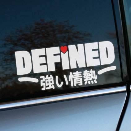 Nálepka na auto s nápisom „DEFINED“ a srdiečkom nad písmenom „i“ obsahuje aj japonský text „強い情熱“, čo znamená „silná vášeň“. Táto kombinácia anglického slova a japonského výrazu symbolizuje odhodlanie a nadšenie, čím je ideálna pre tých, ktorí chcú cez dizajn svojho auta vyjadriť silnú osobnú energiu a vášeň.