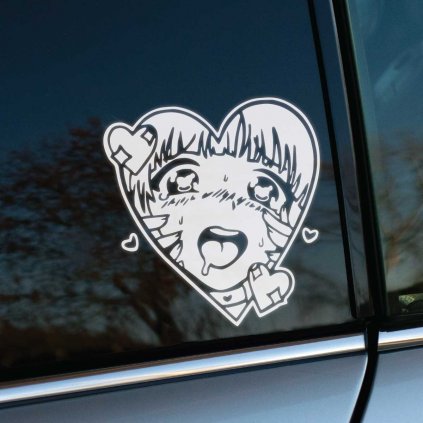 Plotrovaná nálepka na auto s anime tvárou v štýle ahegao v srdcovom ráme, doplnená o malé srdcia a výrazné detaily.