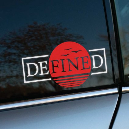Štýlová nálepka na auto s nápisom „DEFINED“, ktorý je umiestnený cez červený kruh pripomínajúci vychádzajúce slnko, doplnený o siluety letiacich vtákov a pruhy evokujúce odrazy na vode. Tento minimalistický a výrazný dizajn kombinuje moderný vzhľad s nádychom japonskej estetiky. Nálepka je ideálna pre tých, ktorí chcú dodať svojmu vozidlu osobitý a inšpiratívny vzhľad, pričom zdôrazňuje sebavedomie a štýl.