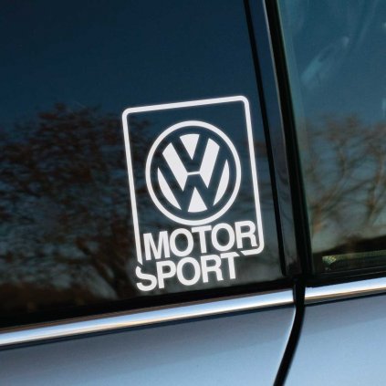 Plotrovaná nálepka s logom Volkswagen a textom „Motorsport“ v rámčeku.