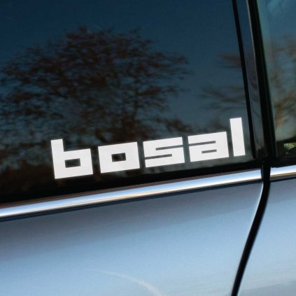 Jednoduchá a čistá nálepka „Bosal“ na okne auta symbolizuje kvalitu a spoľahlivosť tejto renomovanej značky, známej výrobcu výfukových systémov a príslušenstva. Biele písmo na tmavom pozadí skla vytvára elegantný kontrast, ktorý pôsobí nenápadne, no zároveň profesionálne. Ideálna voľba pre tých, ktorí hľadajú decentný a štýlový doplnok pre svoje vozidlo.    **Kľúčové slová:** nálepka na auto, Bosal nálepka, výfukové systémy, štýlové nálepky na okno, tuningové doplnky, personalizácia auta, automobilové doplnky, kvalitné príslušenstvo na auto.