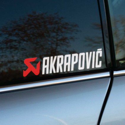 Štýlová nálepka „Akrapovič“ na okne auta kombinuje moderný dizajn s ikonickým logom značky, známej pre vysokovýkonné výfukové systémy. Biele písmo v kombinácii s červeným logom vyniká na tmavom skle a vytvára atraktívny kontrast. Táto nálepka je ideálnym doplnkom pre športové autá a tuningových nadšencov, ktorí chcú zdôrazniť kvalitu a výnimočný štýl svojho vozidla.  **Kľúčové slová:** nálepka na auto, Akrapovič nálepka, športový dizajn auta, výfukové systémy Akrapovič, tuningové doplnky, štýlové nálepky na okno, športový tuning, personalizácia auta, prémiové doplnky na auto.