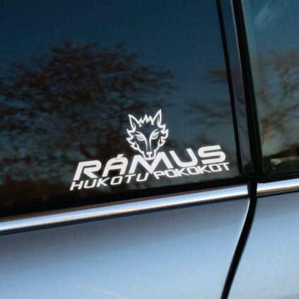 Biela nálepka s motívom vlka na okne auta, doplnená nápisom „RÁMUS HUKOTU POKOKOT“, predstavuje originálnu a vtipnú paródiu na známe logo Remus. Tento kreatívny dizajn s nádychom humoru zaujme každého, kto ocení netradičné a odvážne doplnky na auto. Perfektne vyniká na tmavom skle a je ideálnym riešením pre tých, ktorí chcú vyjadriť svoj zmysel pre humor a osobitý štýl.    **Kľúčové slová:** nálepka na auto, nálepka s vlkom, paródia na logo Remus, štýlové nálepky na sklo auta, tuningové nálepky, personalizácia auta, vtipné nálepky na auto, vlk motív na auto, originálne nálepky na auto.