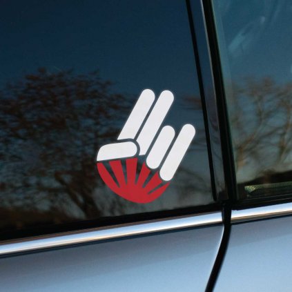 Plotrovaná nálepka ruky s gestom „shocker“ a červeným motívom slnečných lúčov. Výrazná nálepka na auto s unikátnym dizajnom.