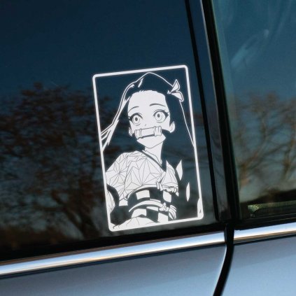 Táto nálepka na auto zobrazuje postavu Nezuko Kamado z populárneho japonského anime *Demon Slayer* (*Kimetsu no Yaiba*). Nezuko, známa svojím bambusovým náustkom a výraznými očami, je ikonickou postavou tohto anime, ktoré si získalo fanúšikov po celom svete. Táto nálepka je ideálnym doplnkom pre nadšencov *Demon Slayer*, ktorí chcú pridať svojmu autu štýlový prvok a vyjadriť svoju lásku k tomuto kultovému seriálu.