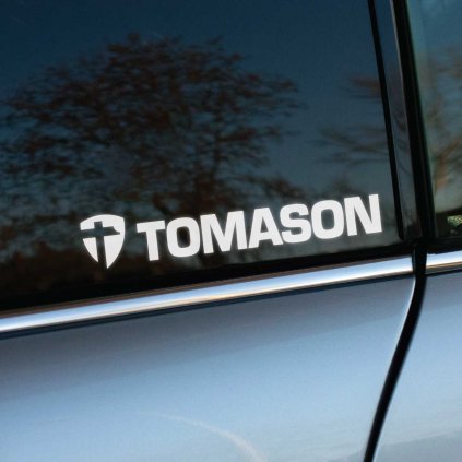 Biela nálepka s logom „TOMASON“, doplnená o štýlový symbol štítu, ktorý pridáva pocit sily a odolnosti, je umiestnená na bočnom okne auta. Táto nálepka predstavuje značku známej nemeckej firmy špecializujúcej sa na výrobu exkluzívnych diskov, ktoré sú obľúbené medzi fanúšikmi tuningu a športového dizajnu. Minimalistický a elegantný vzhľad nálepky dokonale kontrastuje s tmavým sklom, čo robí z vozidla ešte atraktívnejší a osobitejší doplnok. Vyrobená z kvalitného materiálu, je odolná voči poveternostným podmienkam a vhodná na dlhodobé použitie.    **Kľúčové slová:** nálepka na auto, TOMASON logo, biela nálepka, tuning auta, športový dizajn, nálepky na vozidlo, kvalitné nálepky, nálepky na okno auta, disky TOMASON, personalizácia auta, moderný vzhľad auta, autodoplnky, štýlové dekorácie, motoršport, prémiový dizajn.