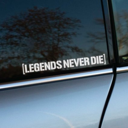 Plotrovaná nálepka na auto s výrazným nápisom [LEGENDS NEVER DIE] v hranatých zátvorkách a vojenskom písme.