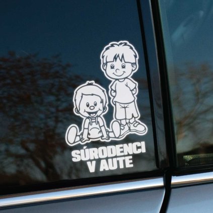 Plotrovaná nálepka na auto s motívom dvoch súrodencov – jeden stojaci chlapec a druhý sediaci chlapček v trakovom oblečení – doplnená o text SÚRODENCI V AUTE.