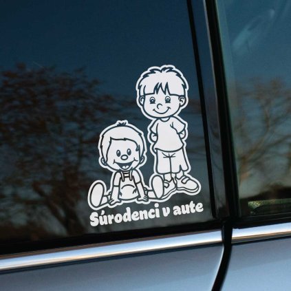 Plotrovaná nálepka postavičiek dvoch usmiatych bratov, jeden stojaci a druhý sediaci, a nápis Súrodenci v aute.