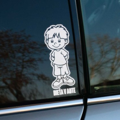 Plotrovaná nálepka na auto s motívom usmievajúceho sa chlapca v tričku a kraťasoch s nápisom DIEŤA V AUTE.