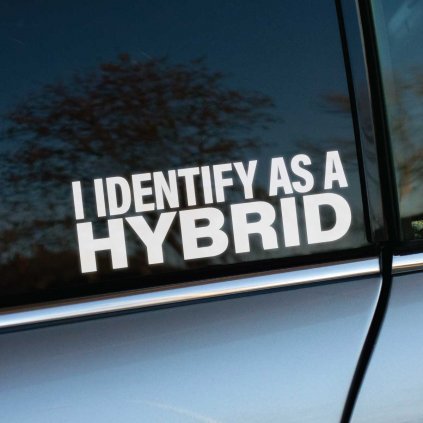 Plotrovaná nálepka s textom „I identify as a hybrid“, ideálna ako vtipná nálepka na auto s ekologickým nadhľadom.