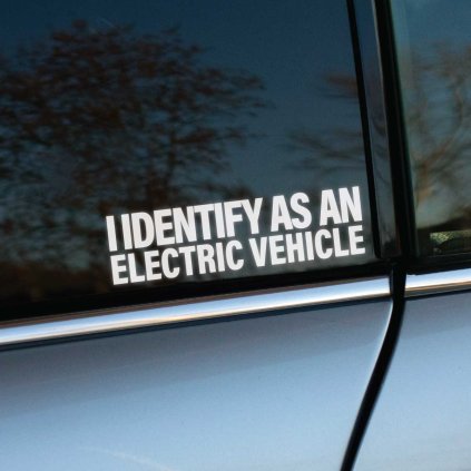 Plotrovaná nálepka s textom „I identify as an electric vehicle“, humorná nálepka na auto s ekologickým a moderným podtónom.