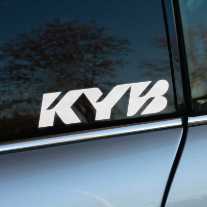 Biela nálepka s logom „KYB“, symbolizujúcim jednu z popredných značiek výrobcov tlmičov a zavesenia, je umiestnená na bočnom okne auta. Jednoduchý a moderný dizajn loga vyžaruje spoľahlivosť, kvalitu a športový charakter, ktorý je ideálny pre tuningových nadšencov a milovníkov motoršportu. Nálepka, ktorá vyniká na tmavom skle, pridáva vozidlu štýlový a profesionálny vzhľad. Odolná konštrukcia zaručuje dlhodobú trvácnosť aj v náročných podmienkach.    **Kľúčové slová:** nálepka na auto, KYB logo, biela nálepka, tlmiče KYB, tuning auta, športový vzhľad, nálepky na vozidlo, kvalitné nálepky, nálepky na okno auta, personalizácia auta, autodoplnky, moderný dizajn, motoršport, zavesenie kolies, pretekársky štýl.