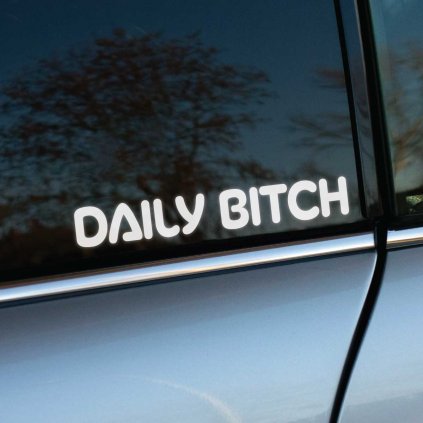 Na obrázku je provokatívna biela nálepka s nápisom "DAILY BITCH" umiestnená na okne auta. Nálepka kontrastuje s tmavým sklom a lesklou karosériou vozidla, čím púta pozornosť a dodáva autu osobitý, drsný štýl. Táto nálepka je určená pre odvážnych vodičov, ktorí chcú vyjadriť svoj postoj a dodať svojmu autu jedinečný charakter. Vhodná na personalizáciu každodenného auta, dodáva vozidlu nezameniteľný vzhľad.