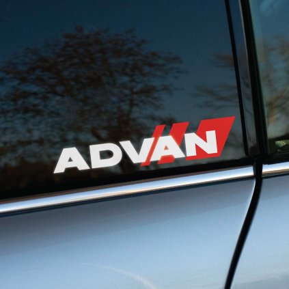 Plotrovaná nálepka na auto s logom ADVAN, dynamický šikmý nápis doplnený červenými pruhmi a geometrickým pozadím.