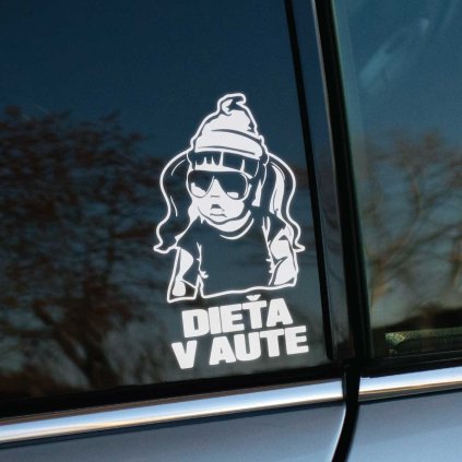 Plotrovaná nálepka na auto s motívom dievčatka v šiltovke a okuliaroch, so štýlovým výrazom, doplnená o nápis DIEŤA V AUTE.