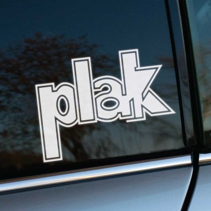 Biela nálepka "plak" s hravým a kreatívnym dizajnom na zadnom bočnom okne strieborno-sivého auta. Veľké výrazné písmo s tenkým obrysom dodáva nálepke moderný a neprehliadnuteľný vzhľad. Perfektný doplnok pre personalizáciu auta a vyjadrenie vášho štýlu.  **Kľúčové slová:** nálepka na auto, samolepka plak, tuningová nálepka, nálepka na sklo auta, auto dekorácia, personalizácia auta, štýlové nálepky, automobilové nálepky, originálne nálepky na auto, doplnky na auto.