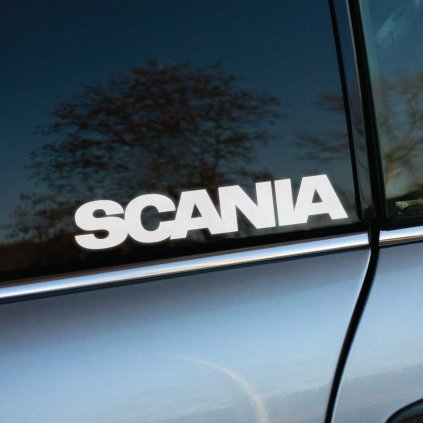 Plotrovaná nálepka na auto SCANIA, jednoduchý textový dizajn s výrazným logom značky vhodný na okno či karosériu.