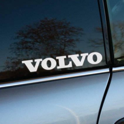 Plotrovaná nálepka „VOLVO“ s výrazným písmom, ideálna ako nálepka na auto. Minimalistický dizajn pre jasnú identifikáciu značky.