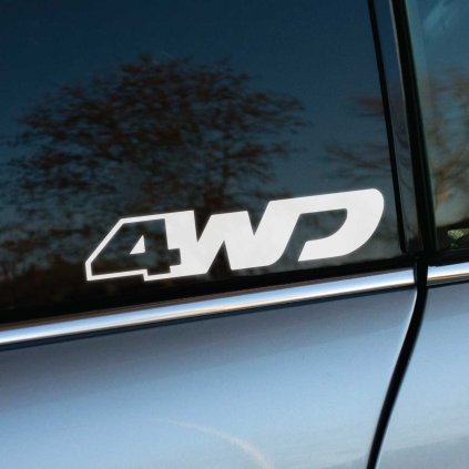 Plotrovaná nálepka s jednoduchým nápisom „4WD“. Štýlový doplnok na auto s pohonom všetkých štyroch kolies.