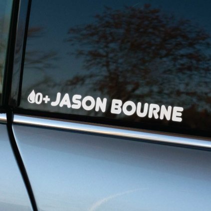 Plotrovaná nálepka na auto s menom „Jason Bourne“ a kvapkou krvi s krvným typom 0+ v zaoblenom, modernom písme.