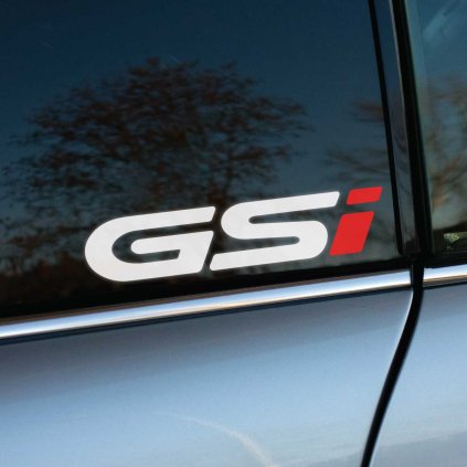 Plotrovaná nálepka s nápisom „GSi“ v športovom štýle s kontrastným zvýraznením písmena „i“, určená pre tuningových nadšencov.