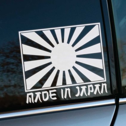 Štýlová nálepka na auto s dizajnom vychádzajúceho slnka, ktoré symbolizuje japonskú kultúru a energiu. Nad výraznými lúčmi, ktoré sa rozprestierajú od stredu, je umiestnený nápis „MADE IN JAPAN“ v jedinečnom písme, čím nálepka zvýrazňuje pôvod a kvalitu inšpirovanú Japonskom. Táto nálepka je ideálna pre automobilových nadšencov a fanúšikov japonského štýlu, ktorí chcú svojmu vozidlu dodať autentický vzhľad a zdôrazniť jeho prepojenie s japonskou automobilovou kultúrou.