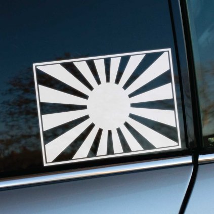 Minimalistická nálepka na auto s motívom vychádzajúceho slnka, kde biely kruh v strede obklopujú výrazné lúče smerujúce do strán. Tento dizajn inšpirovaný japonskou kultúrou symbolizuje energiu a nový začiatok, pričom na tmavom skle auta vytvára silný kontrast. Ideálna voľba pre tých, ktorí chcú svojmu vozidlu dodať nádych exotiky a dynamiky s jednoduchým, no výrazným vizuálnym prvkom.