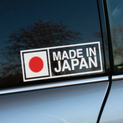 Na fotografii je nálepka s nápisom **"Made in Japan"**, ktorá je nalepená na okne auta. Dizajn obsahuje jednoduchý, ale ikonický symbol Japonska – červený kruh reprezentujúci slnko, spolu s výrazným textom. Táto nálepka je jasným prejavom hrdosti na japonský pôvod, často spájaný s kvalitnými autami, technológiou a kultúrou precíznosti.  Je ideálna pre majiteľov áut japonských značiek alebo fanúšikov japonskej kultúry, ktorí chcú svojmu vozidlu pridať prvok autenticity a zároveň zdôrazniť kvalitu a spoľahlivosť. Táto nálepka môže byť vhodným doplnkom pre tých, ktorí oceňujú japonský dizajn a inžinierske majstrovstvo.