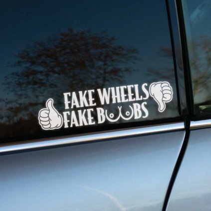 Vtipná nálepka na aute s textom „FAKE WHEELS, FAKE BOOBS“ a symbolmi palca hore a dole, ktorá zaujme svojím humorným a provokatívnym dizajnom. Biele písmo na tmavom okne auta vytvára výrazný kontrast, čo ju robí dobre viditeľnou. Táto nálepka je ideálna pre vodičov, ktorí chcú pridať svojmu vozidlu osobitý a zábavný vzhľad, pričom kombinuje tému úprav vozidiel s dávkou nadsázky.
