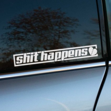 Plotrovaná nálepka shit happens s praskaným srdcom v ráme, ironická nálepka na auto s nadhľadom a humorom.