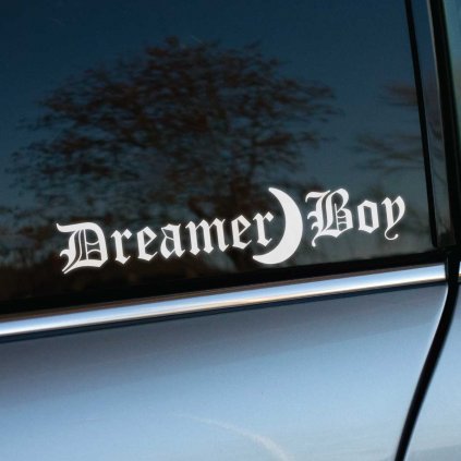 Plotrovaná nálepka Dreamer Boy s gotickým fontom a polmesiacom medzi slovami, ideálna ako nálepka na auto alebo notebook.