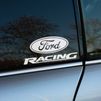 Plotrovaná nálepka s logom „Ford“ v ovále a nápisom „Racing“ v dynamickom písme. Ideálna ako nálepka na auto pre fanúšikov značky.