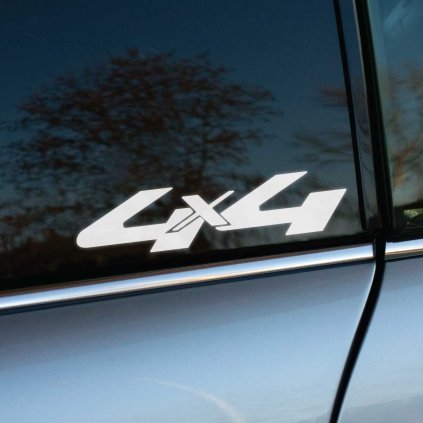 Plotrovaná nálepka „4x4“ s dynamickým písmom. Perfektná na zvýraznenie terénnych schopností vášho vozidla.