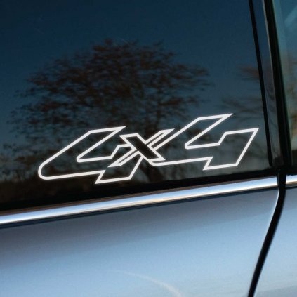 Plotrovaná nálepka „4x4“ s moderným obrysovým dizajnom. Ideálna na zvýraznenie štýlu vozidla s pohonom všetkých štyroch kolies.