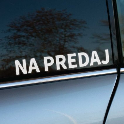 Plotrovaná nálepka s textom “Na predaj”, ideálna na označenie vozidla dostupného na predaj.