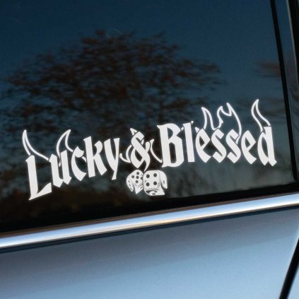 Plotrovaná nálepka „Lucky & Blessed“ s gotickým písmom, plameňmi a ilustrovanými kockami ako symbolmi šťastia.