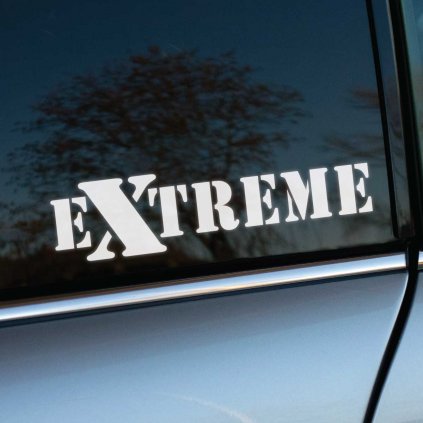 Plotrovaná nálepka s nápisom „EXTREME“ v robustnom písme. Ideálna na auto pre zdôraznenie terénnych a dobrodružných vlastností.