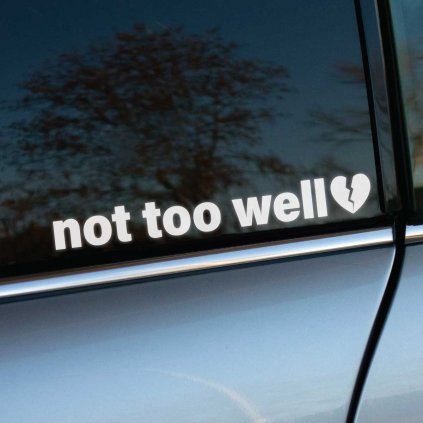 Plotrovaná nálepka not too well s rozbitým srdcom, jednoduchý dizajn s emocionálnym podtónom pre zadné sklo auta.