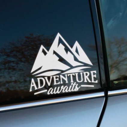 Plotrovaná nálepka „Adventure Awaits“ s motívom hôr. Ideálna nálepka na auto pre milovníkov cestovania a outdoorových dobrodružstiev.