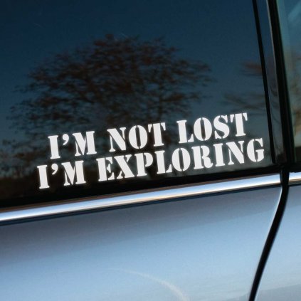 Plotrovaná nálepka s textom „I’m not lost, I’m exploring“. Vhodná na auto pre dobrodruhov a milovníkov cestovania mimo vyznačených ciest.