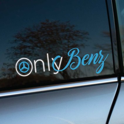 Plotrovaná nálepka "Only Benz" v modro-bielom prevedení, štýlový kaligrafický motív s logom Mercedes-Benz na O, nálepka na auto.
