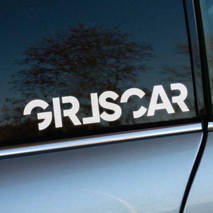 Plotrovaná nálepka na auto s textom „GIRLSCAR“ v modernom, hravom typografickom štýle s prevrátenými písmenami.